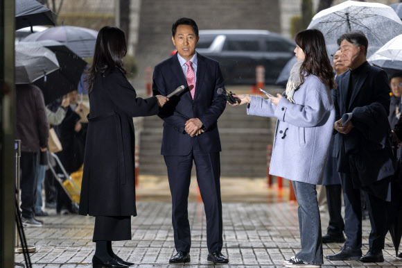 정치자금법 위반 혐의로 기소된 오세훈 서울시장이 18일 서울 서초구 서울중앙지법에서 열린 2차 공판에 출석하며 취재진 질문에 답하고 있다. 2026.3.18 공동취재