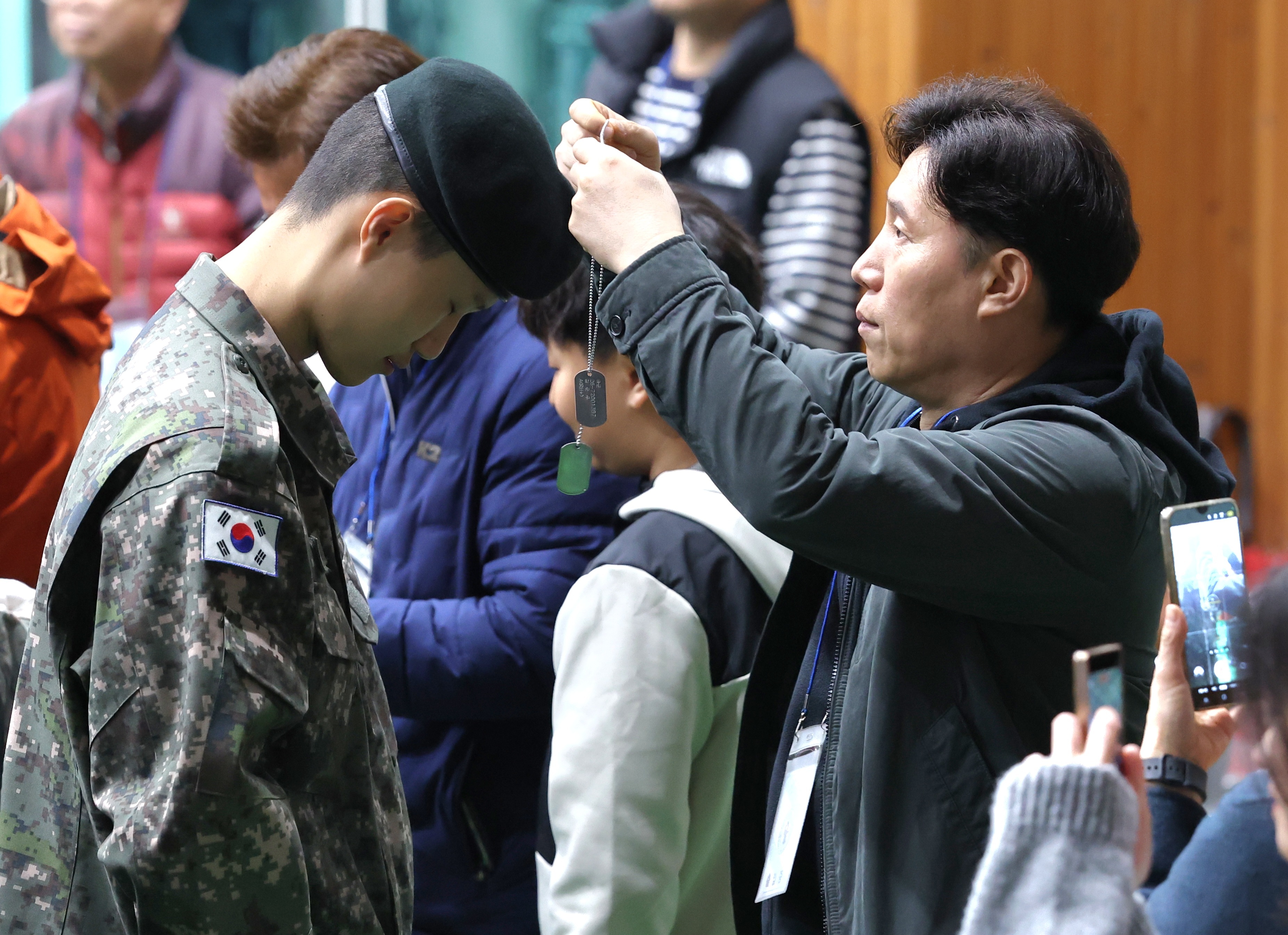 18일 전북 임실군 35사단 충경신병교육대대에서 올해 첫 입영 신병 수료식이 열린 가운데 신병교육을 마친 훈련병들이 부모님과 인사를 나누고 있다. 2026.3.18. 뉴스1