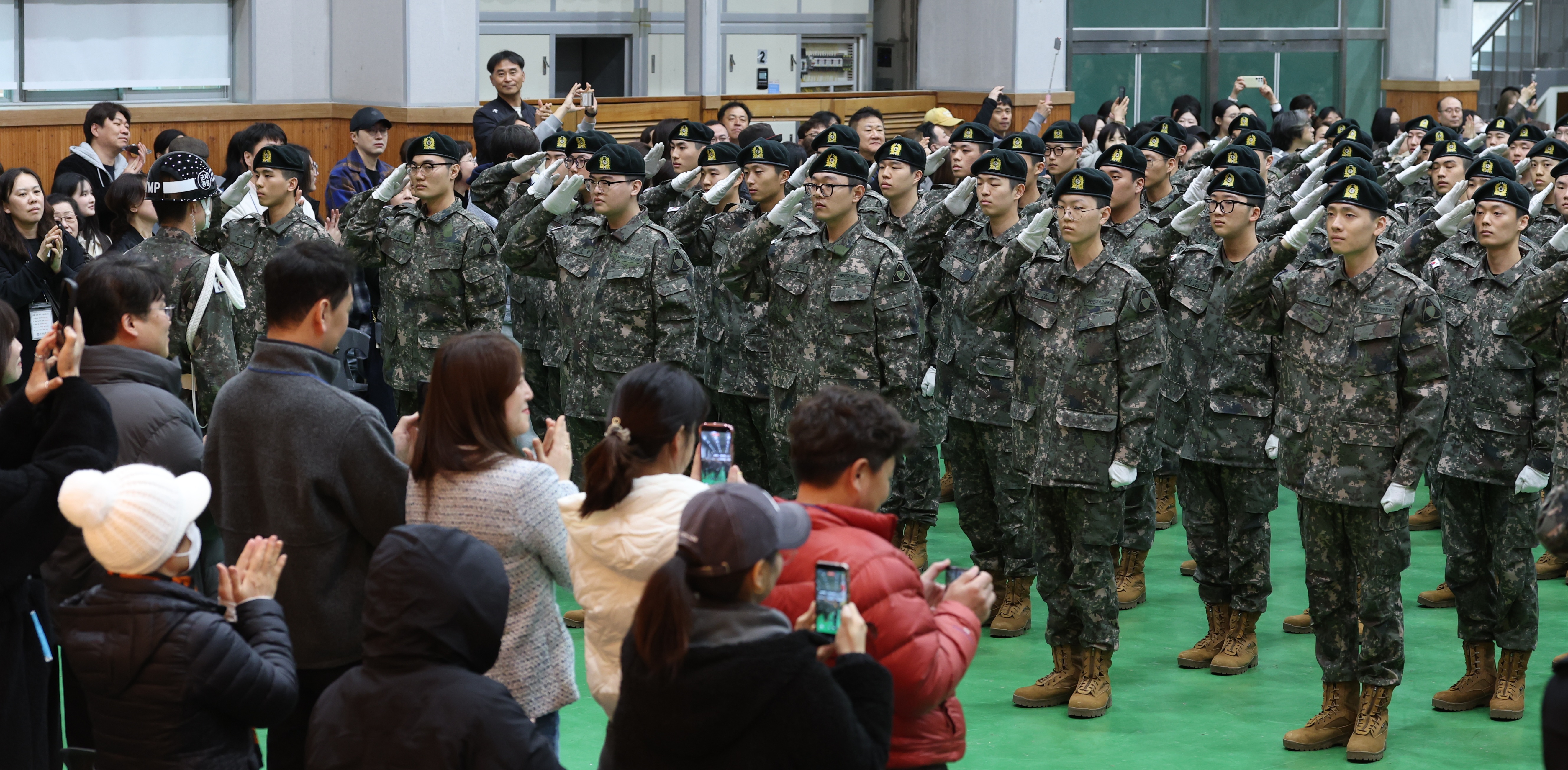 18일 전북 임실군 35사단 충경신병교육대대에서 올해 첫 입영 신병 수료식이 열린 가운데 신병교육을 마친 훈련병들이 부모님을 향해 경례를 하고 있다. 2026.3.18. 뉴스1