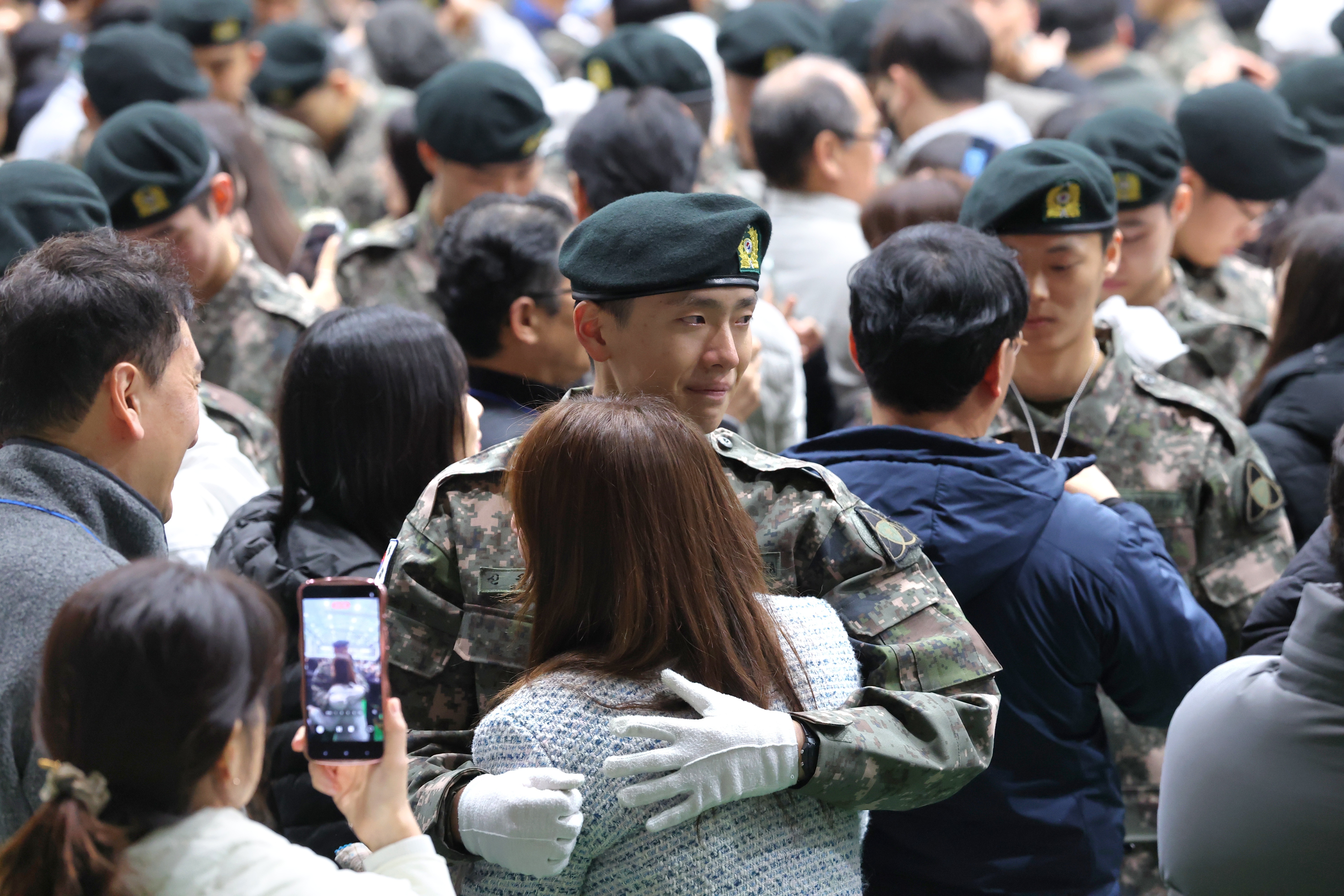 18일 전북 임실군 35사단 충경신병교육대대에서 올해 첫 입영 신병 수료식이 열린 가운데 신병교육을 마친 훈련병들이 부모님과 인사를 나누고 있다. 2026.3.18. 뉴스1