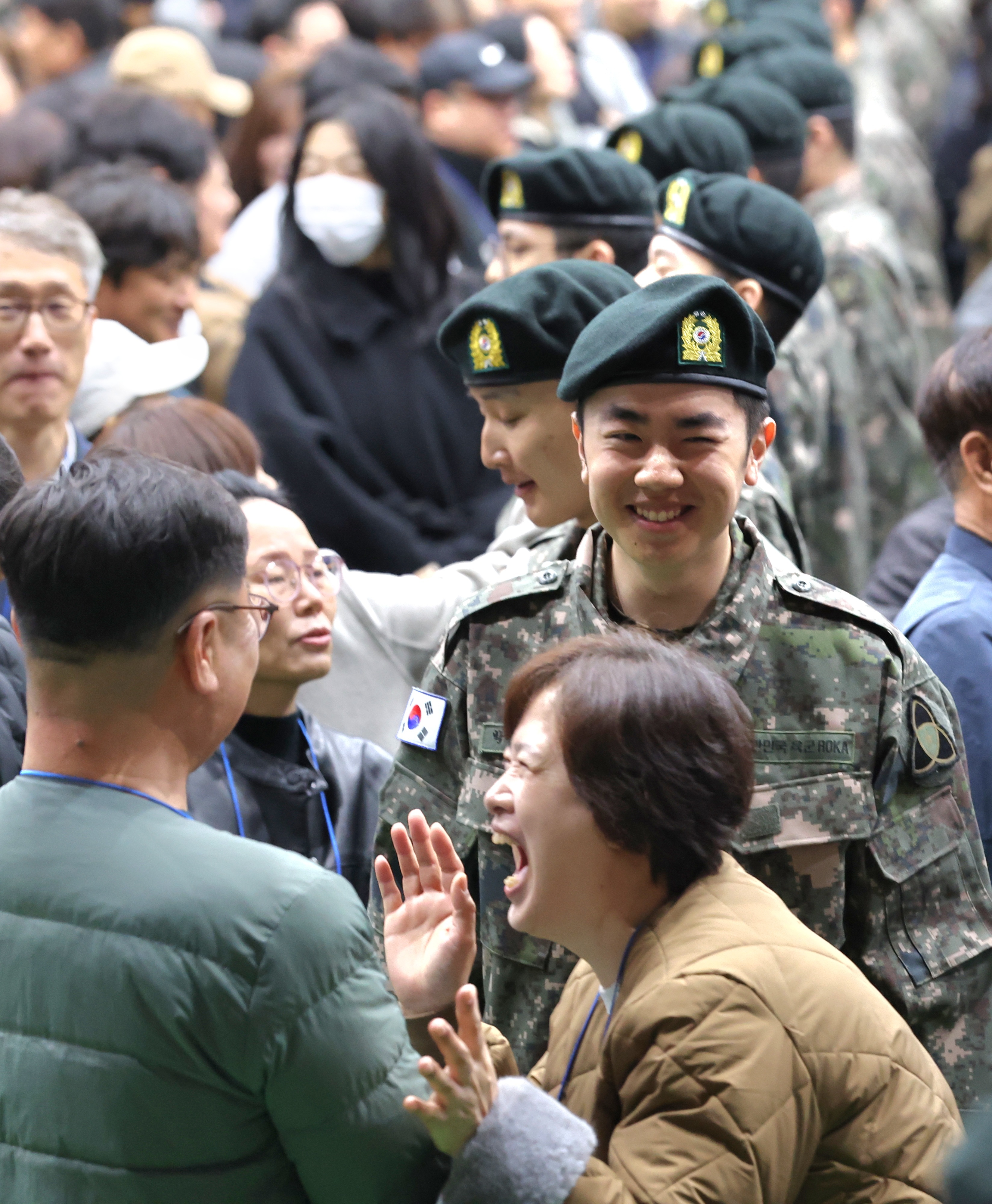 18일 전북 임실군 35사단 충경신병교육대대에서 올해 첫 입영 신병 수료식이 열린 가운데 신병교육을 마친 훈련병들이 부모님과 인사를 나누고 있다. 2026.3.18. 뉴스1