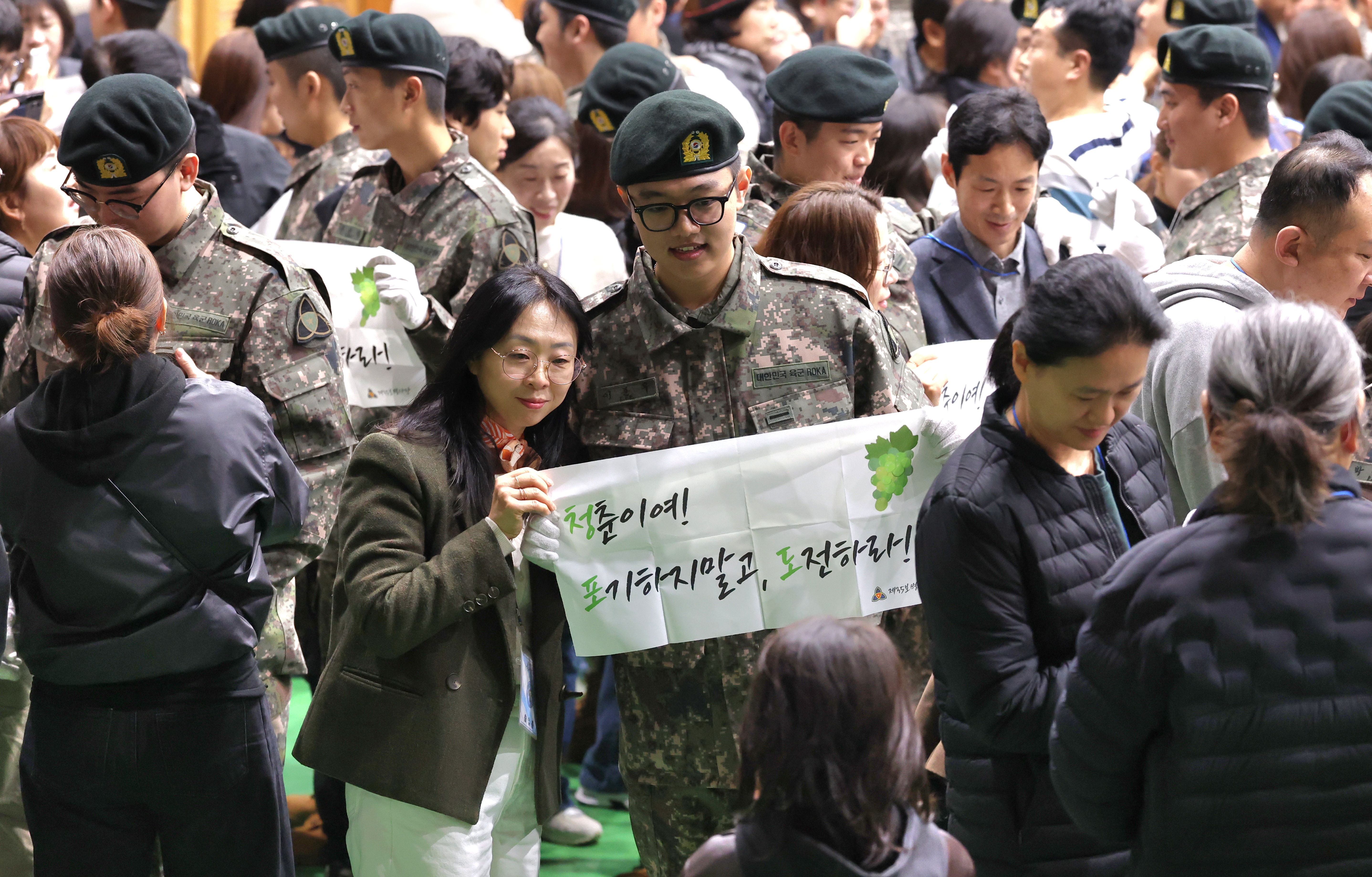 18일 전북 임실군 35사단 충경신병교육대대에서 올해 첫 입영 신병 수료식이 열린 가운데 신병교육을 마친 훈련병들이 부모님과 인사를 나누고 있다. 2026.3.18. 뉴스1