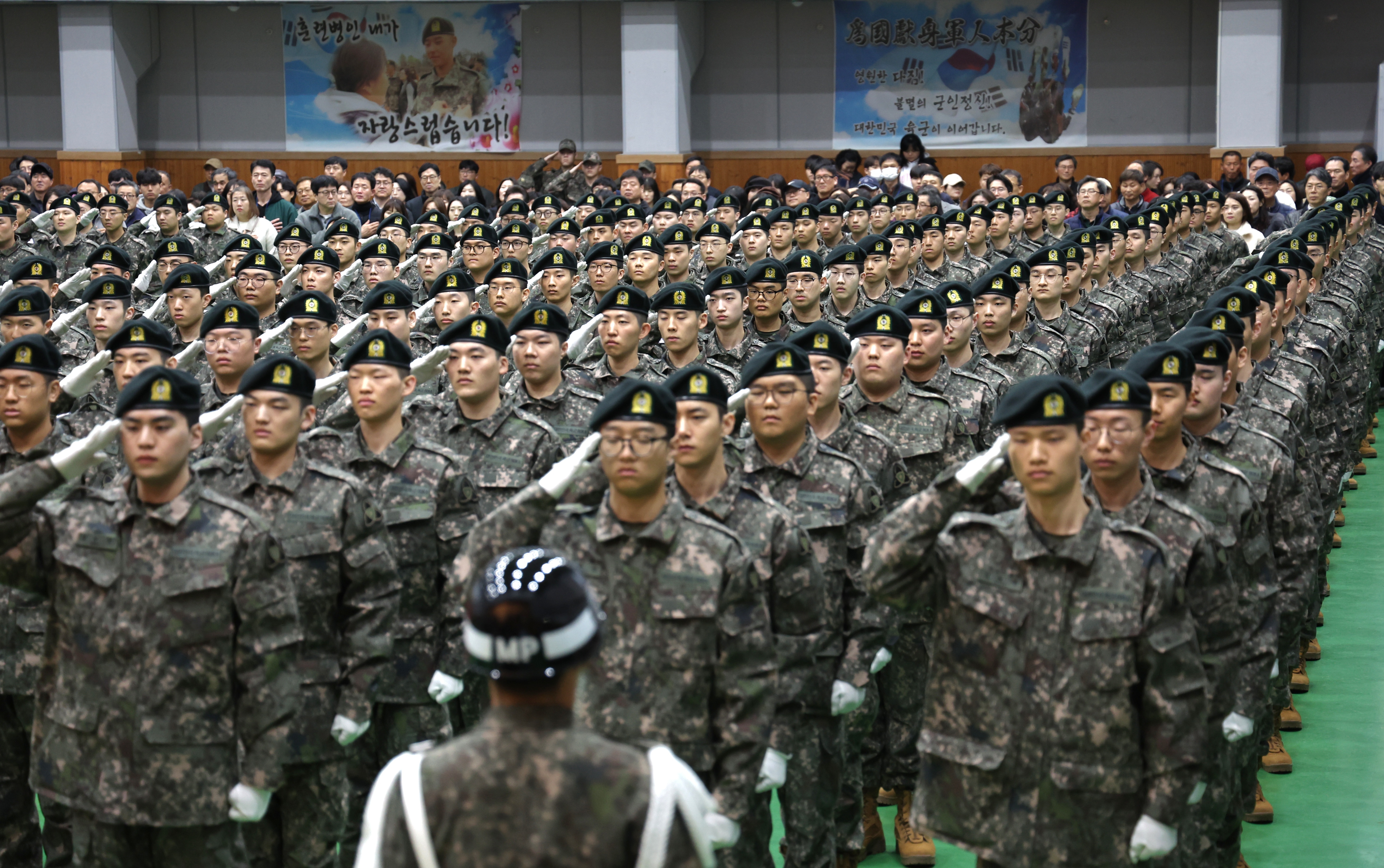18일 전북 임실군 35사단 충경신병교육대대에서 올해 첫 입영 신병 수료식이 열린 가운데 신병교육을 마친 훈련병들이 경례를 하고 있다. 2026.3.18. 뉴스1