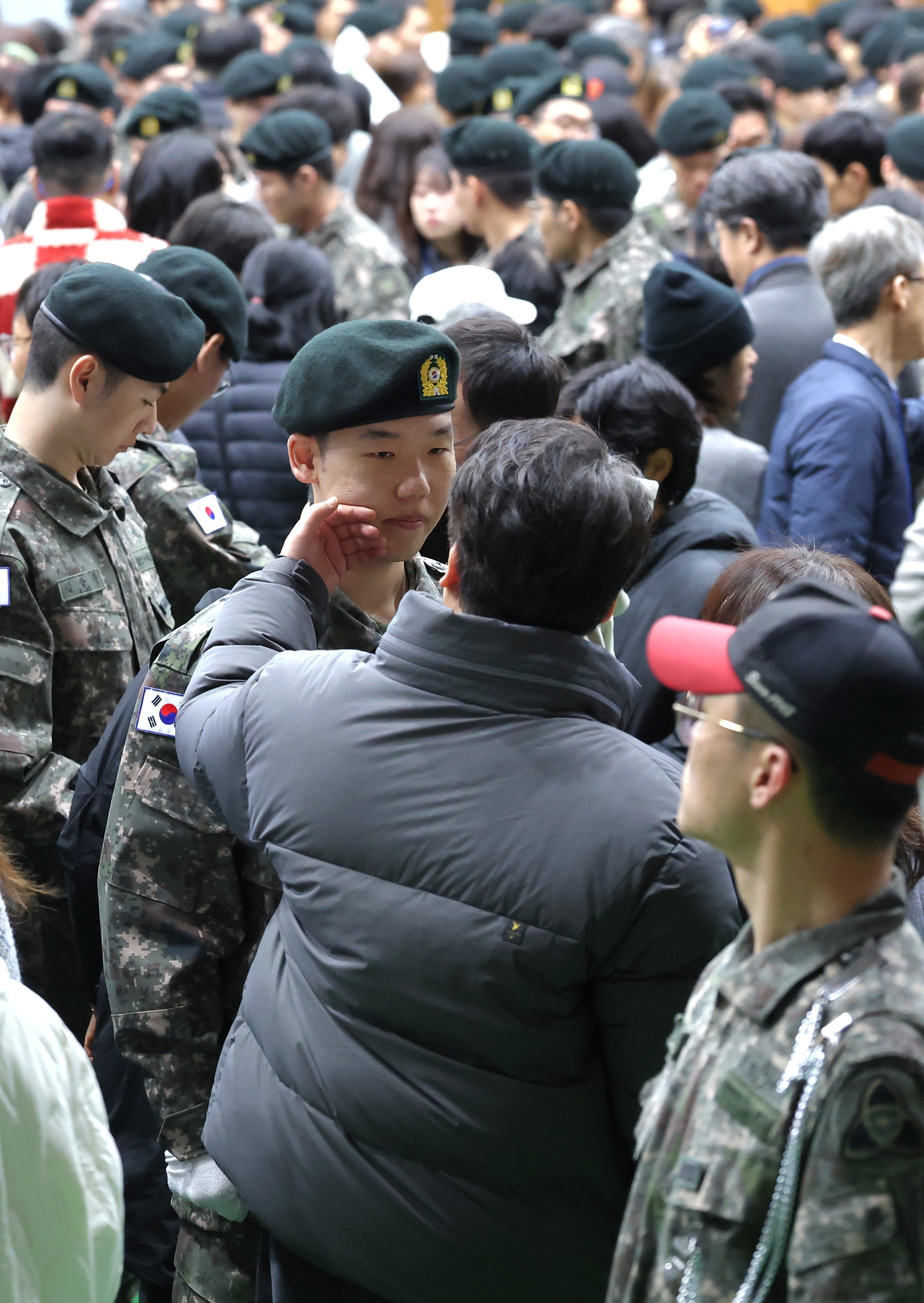 18일 전북 임실군 35사단 충경신병교육대대에서 올해 첫 입영 신병 수료식이 열린 가운데 신병교육을 마친 훈련병들이 부모님과 인사를 나누고 있다. 2026.3.18. 뉴스1