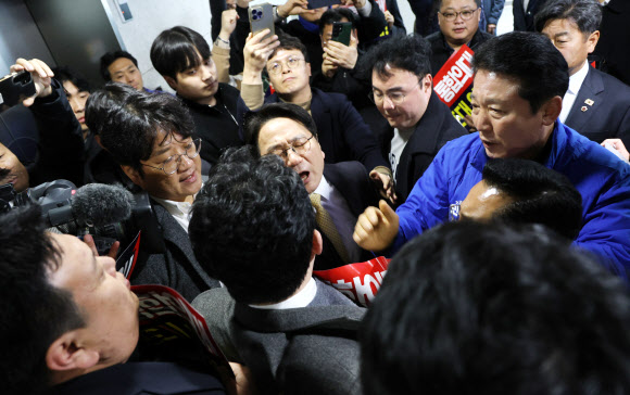 더불어민주당 전남광주특별시장 경선에 참여한 강기정 광주시장(오른쪽)이 18일 전남도의회 브리핑룸에서 서부권 비전 공약을 발표하려 했으나 전남권 국립의대 입지 문제로 목포지역 정치인들의 항의를 받고 있다.  앞서 강 시장은 지난 16일 순천시의회에서 기자회견을 열어 “100명 정원의 의대를 순천으로 통합하고 이에 걸맞은 부속 대학병원도 이곳에 세우겠다”고 발표해 목포 지역에서 반발하고 있다. 2026.3.18 연합뉴스