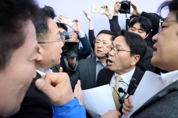 더불어민주당 전남광주특별시장 경선에 참여한 강기정 광주시장(오른쪽)이 18일 전남도의회 브리핑룸에서 서부권 비전 공약을 발표하려 했으나 전남권 국립의대 입지 문제로 목포지역 정치인들의 항의를 받고 있다.  앞서 강 시장은 지난 16일 순천시의회에서 기자회견을 열어 “100명 정원의 의대를 순천으로 통합하고 이에 걸맞은 부속 대학병원도 이곳에 세우겠다”고 발표해 목포 지역에서 반발하고 있다. 2026.3.18 연합뉴스