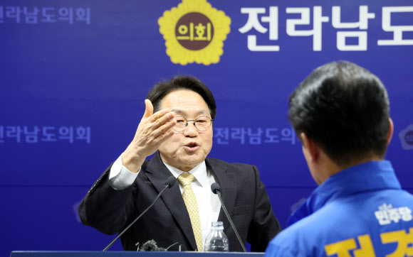 더불어민주당 전남광주특별시장 경선에 참여한 강기정 광주시장(오른쪽)이 18일 전남도의회 브리핑룸에서 서부권 비전 공약을 발표한 뒤 전남권 국립의대 입지 문제로 목포지역 정치인과 설전을 벌이고 있다.  앞서 강 시장은 지난 16일 순천시의회에서 기자회견을 열어 “100명 정원의 의대를 순천으로 통합하고 이에 걸맞은 부속 대학병원도 이곳에 세우겠다”고 발표해 목포 지역에서 반발하고 있다. 2026.3.18 연합뉴스