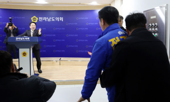 더불어민주당 전남광주특별시장 경선에 참여한 강기정 광주시장(오른쪽)이 18일 전남도의회 브리핑룸에서 서부권 비전 공약을 발표한 뒤 전남권 국립의대 입지 문제로 목포지역 정치인과 설전을 벌이고 있다.  앞서 강 시장은 지난 16일 순천시의회에서 기자회견을 열어 “100명 정원의 의대를 순천으로 통합하고 이에 걸맞은 부속 대학병원도 이곳에 세우겠다”고 발표해 목포 지역에서 반발하고 있다. 2026.3.18 연합뉴스