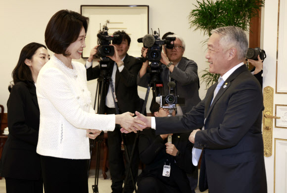 김혜경 여사가 18일 청와대에서 제롬 김 국제백신연구소 사무총장과 접견에 앞서 악수하고 있다. 2026.3.18 청와대통신사진기자단