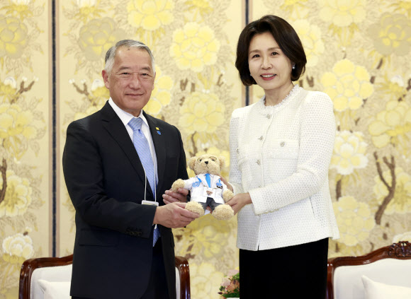 김혜경 여사가 18일 청와대에서 제롬 김 국제백신연구소(IVI) 사무총장으로부터 IVI 마스코트인형을 받고 있다. 2026.3.18 청와대통신사진기자단