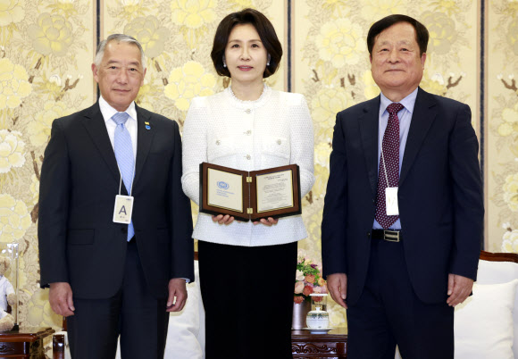 김혜경 여사가 18일 청와대에서 국제백신연구소(IVI) 한국후원회 명예회장 추대패를 받은 뒤 기념촬영을 하고 있다. 고 이희호 여사가 IVI 한국후원회 초대 명예회장직을 수락한 이후 역대 대통령 부인들이 명예회장을 맡아왔다.  왼쪽부터 제롬 김 IVI 사무총장, 김혜경 여사, 박상철 IVI 한국후원회 회장. 2026.3.18 청와대통신사진기자단