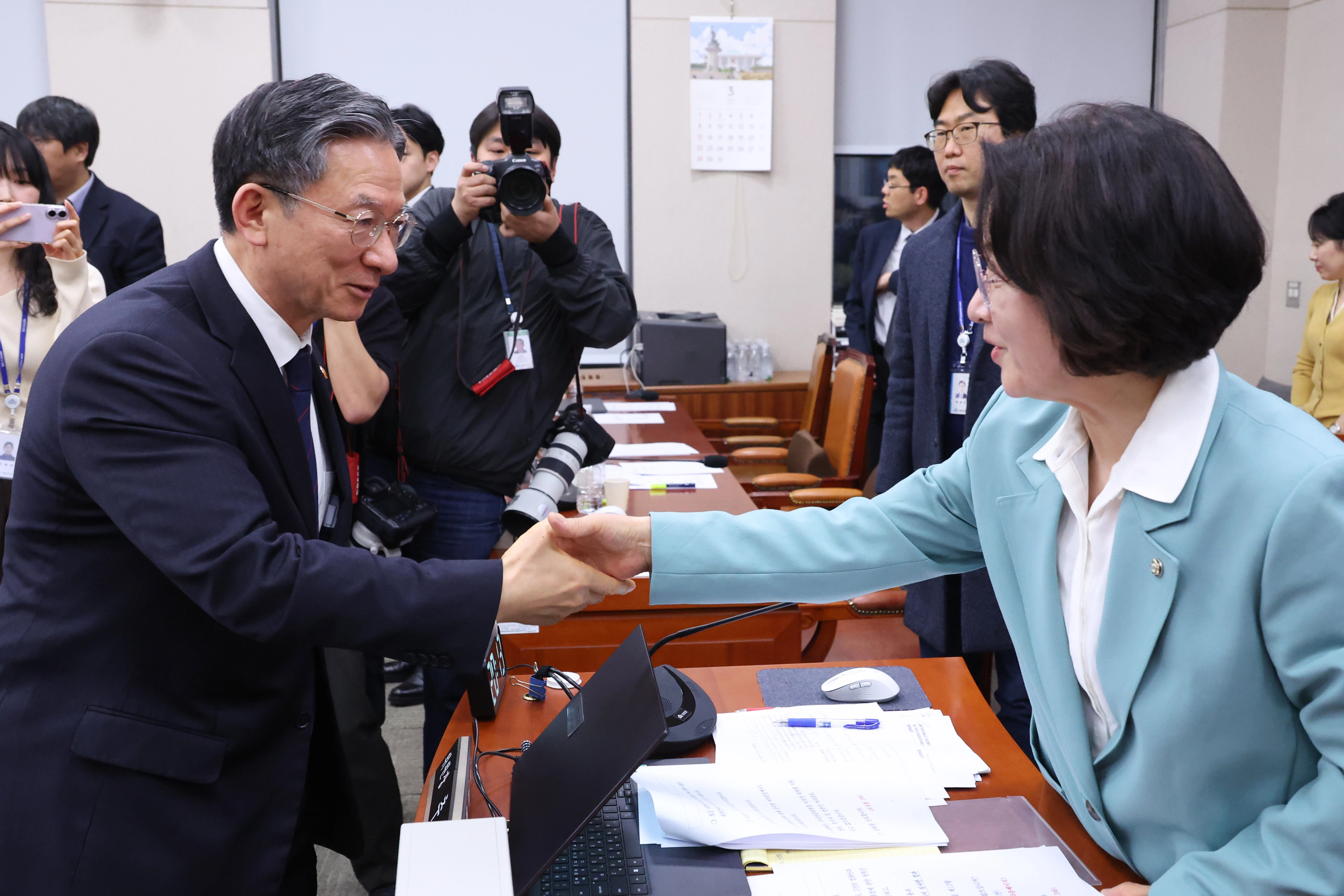 추미애(오른쪽) 국회 법제사법위원장이 18일 국회에서 열린 법사위 전체회의에서 공소청법이 가결된 뒤 미소 지으며 정성호 법무부 장관과 악수하고 있다.
뉴스1