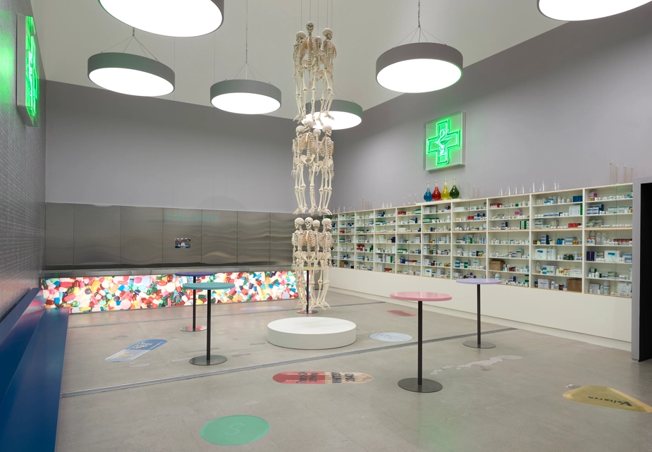 약국처럼 꾸며진 전시장에 놓인 해골들. 
데이미언 허스트 사이언스 유한회사 제공