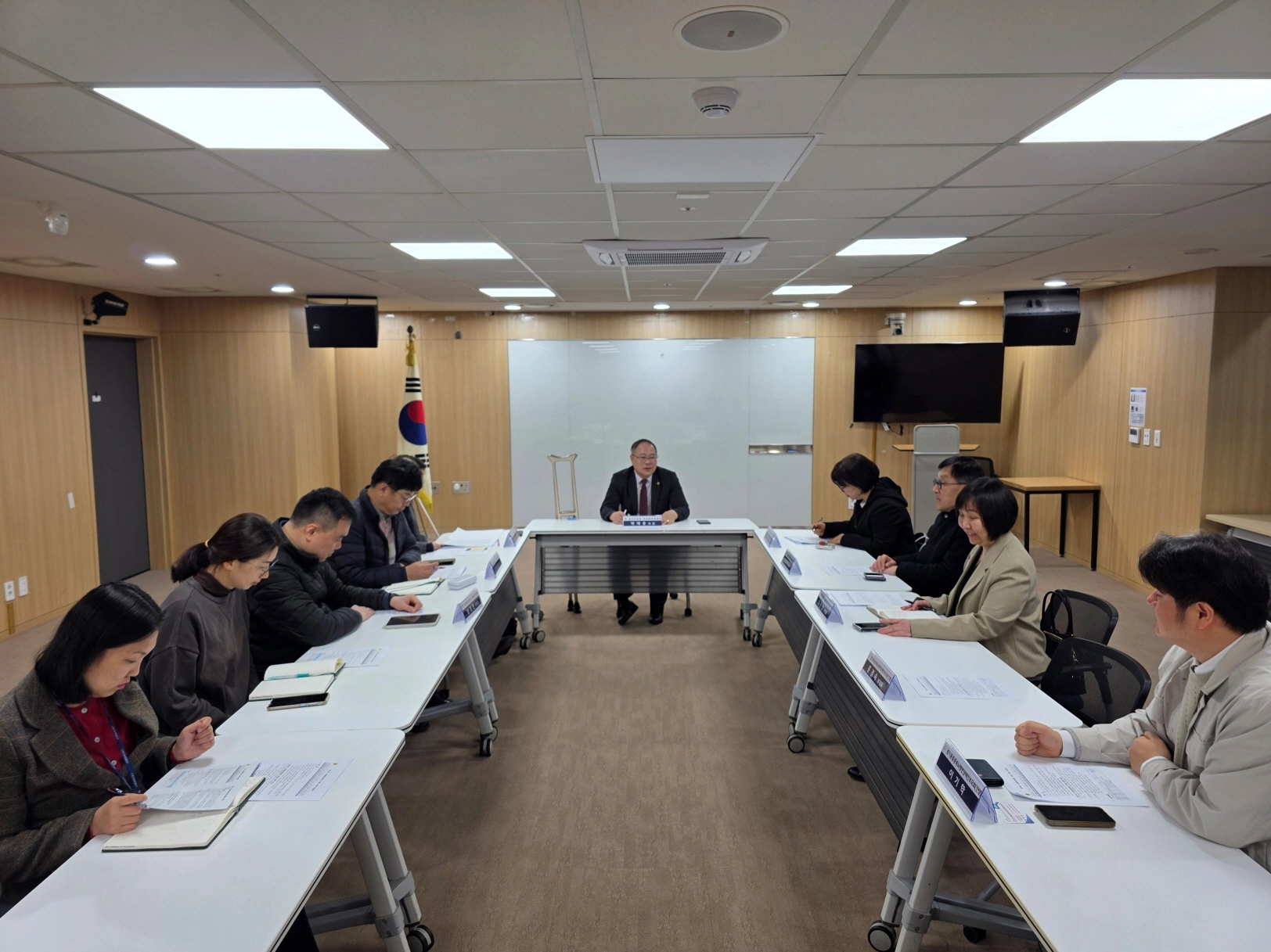 박재용 의원이 ‘경기도 뇌병변장애인 지원 정책 정담회’에서 경기중증중복뇌병변장애인부모회(대표 최버들)로부터 단체의 애로사항을 청취하고 있다.(사진=경기도의회)