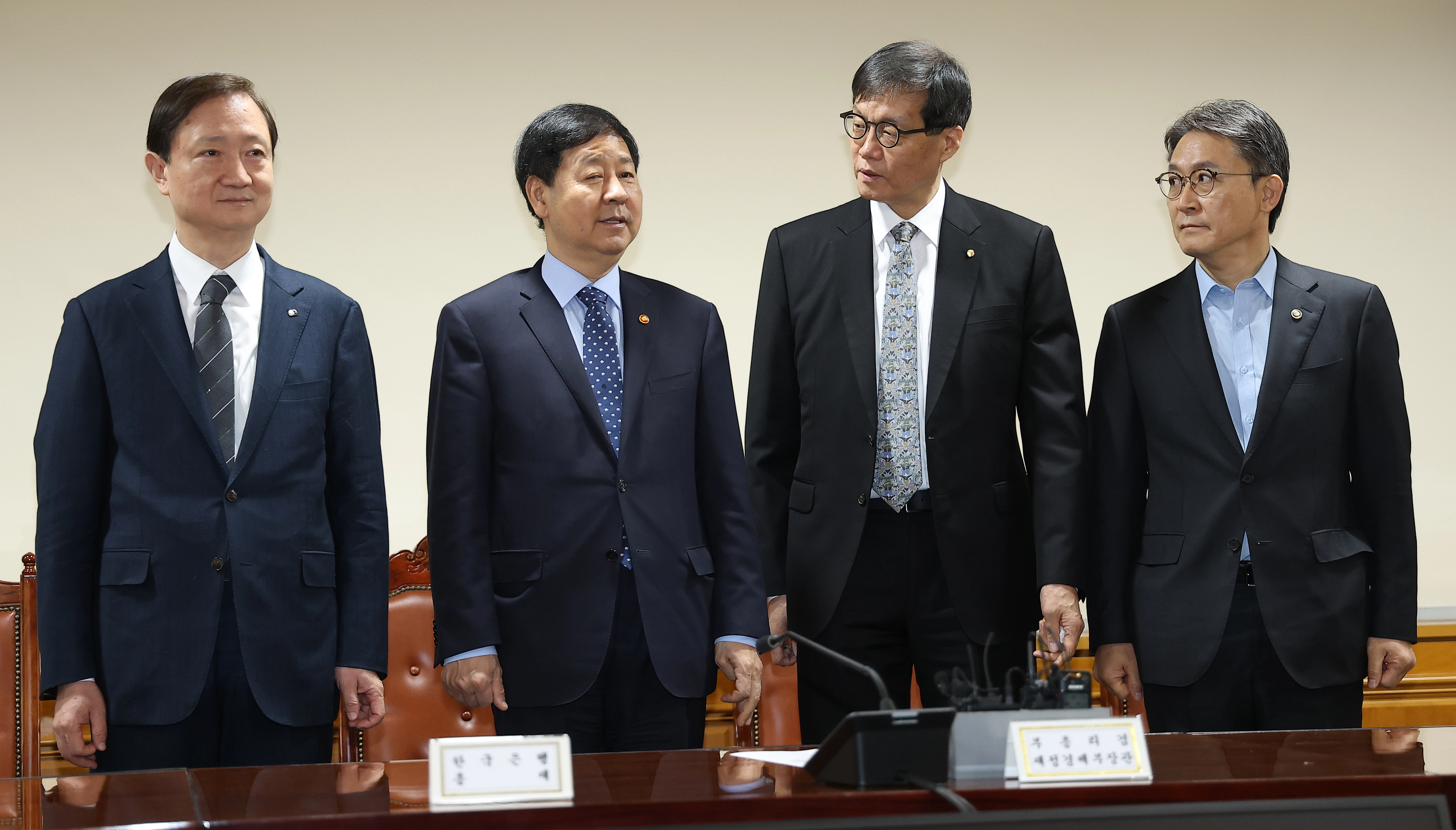 구윤철 부총리와 대화하는 이창용 한국은행 총재
    (서울=연합뉴스) 김성민 기자 = 구윤철 부총리 겸 재정경제부 장관이 19일 서울 중구 은행회관에서 열린 확대거시경제금융회의에서 이창용 한국은행 총재와 대화하고 있다. 왼쪽부터 이찬진 금융감독원장, 구 부총리, 이창용 한국은행 총재, 권대영 금융위원회 부위원장. 2026.3.19
    ksm7976@yna.co.kr
(끝)