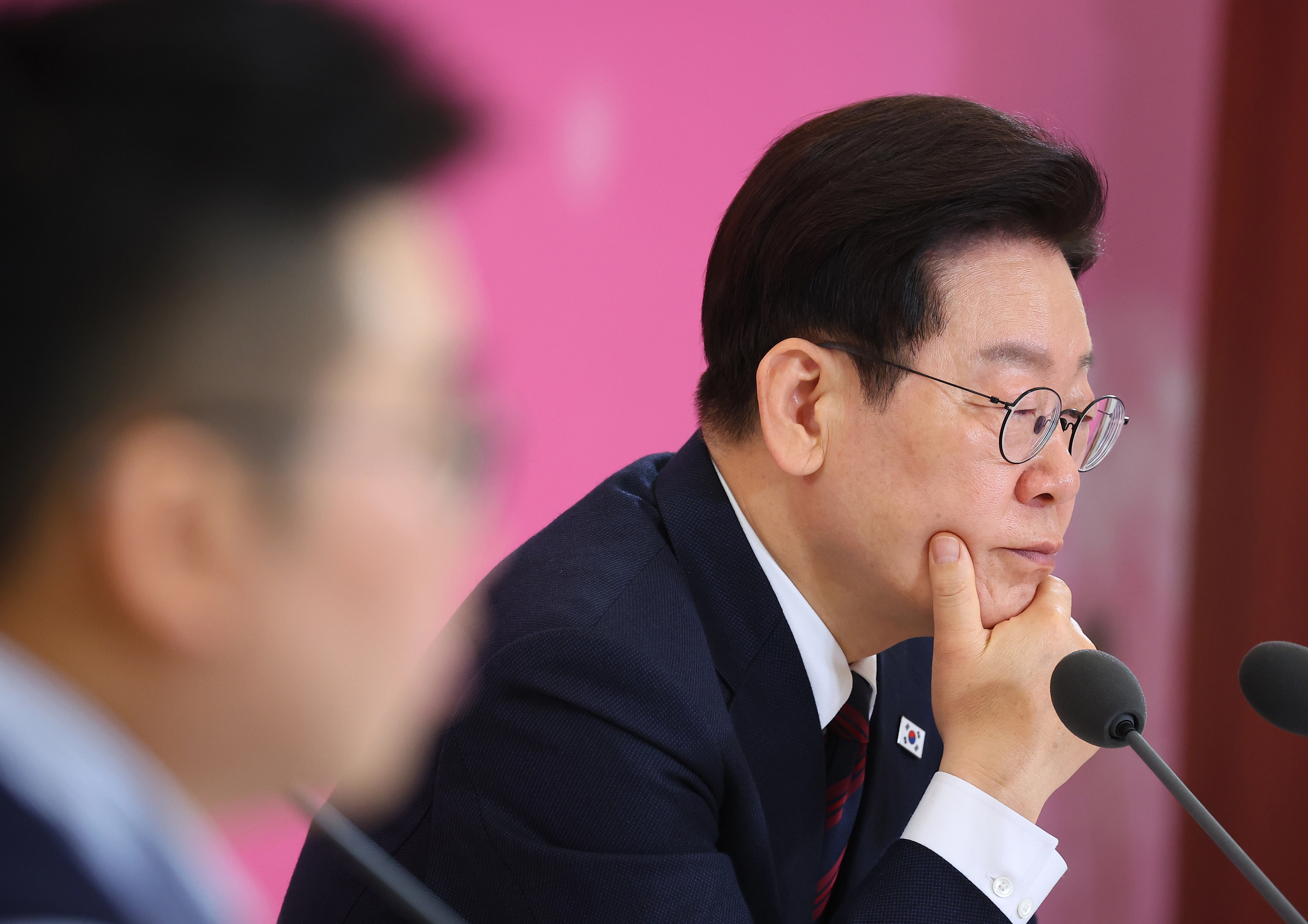 참석자 발언 듣는 이재명 대통령  이재명 대통령이 19일 경제사회노동위원회 제1기 출범을 맞이해 청와대에서 열린 노동정책 토론회에서 참석자 발언을 듣고 있다. 2026.3.19 연합뉴스