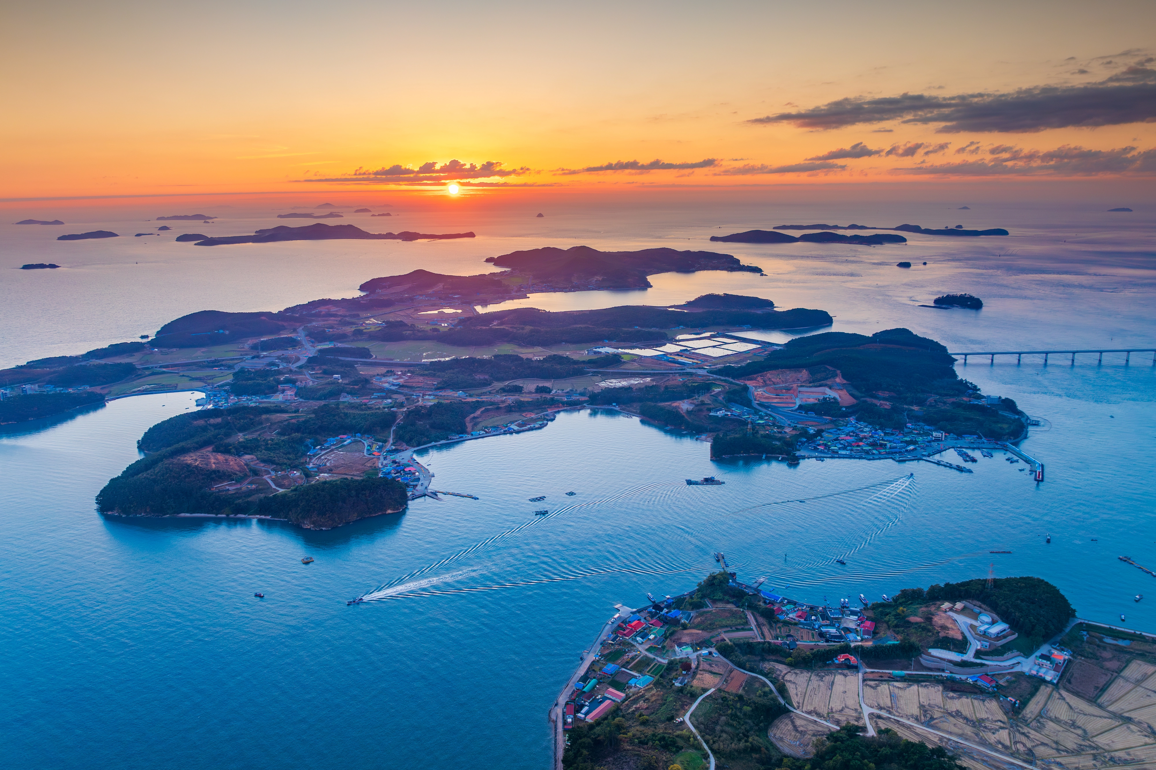 충남 보령의 효자도,원산도,삽시도,고대도,장고도의 오섬 뒤로 붉게 물드는 서해 석양의 풍경. 보령시 제공