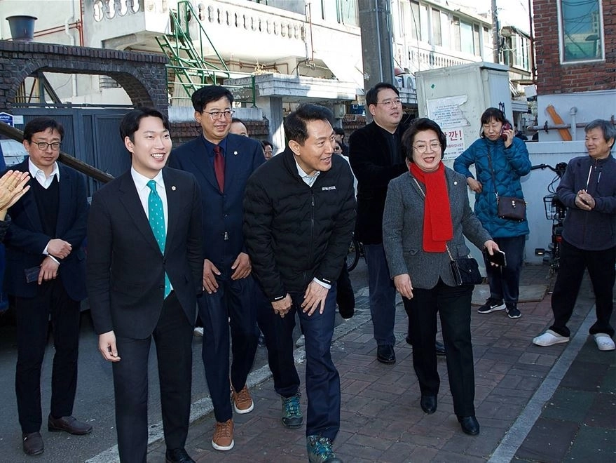 풍납동 현장을 점검하는 오세훈 시장과 김규남 의원(왼쪽 두 번째)