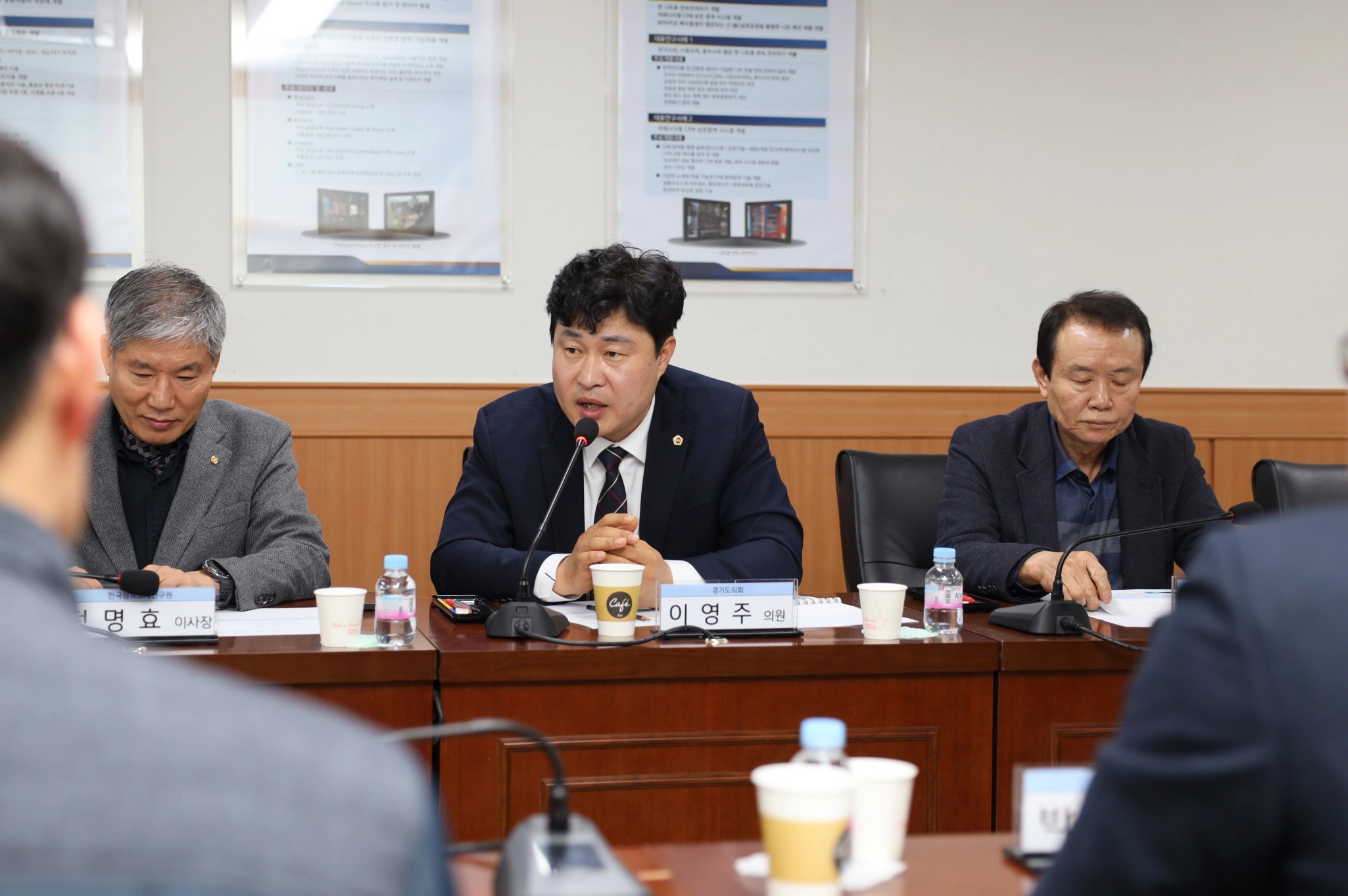 이영주 의원이 18일 양주 한국섬유소재연구원에서 열린 ‘경기북부 섬유산업 대응 방안 논의 간담회’에서 경기남·북부 간 산업 인프라 격차를 지적하며 경기도 차원의 긴급 대응을 촉구하고 있다.(사진=경기도의회)