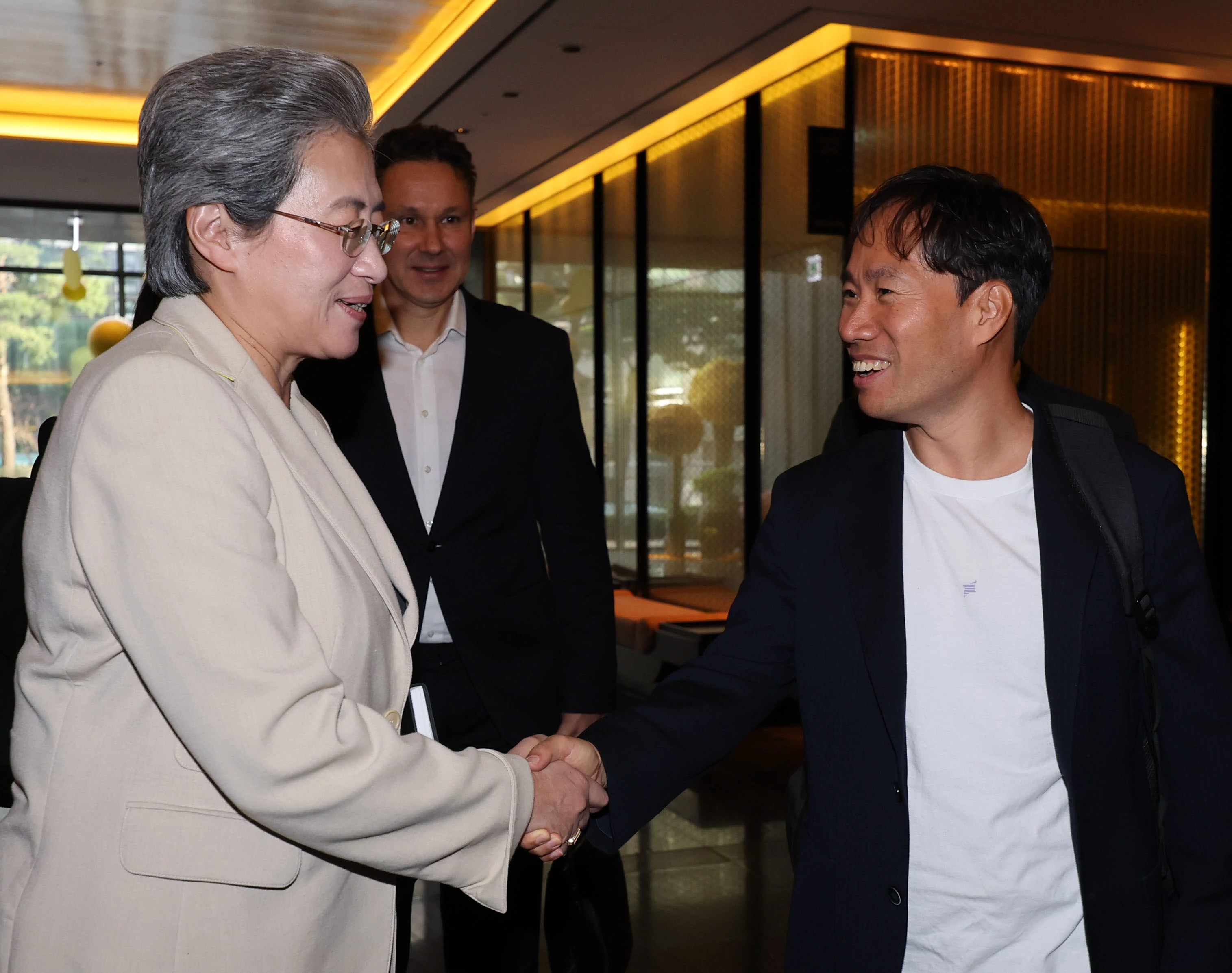 밝은 표정의 리사 수 AMD CEO-김성훈 업스테이지 대표  밝은 표정의 리사 수 AMD CEO-김성훈 업스테이지 대표
    (서울=연합뉴스) 류영석 기자 = 리사 수 AMD 최고경영자(CEO)와 김성훈 업스테이지 대표가 19일 서울 시내 한 호텔에서 회동을 마친 뒤 인사를 나누고 있다. 2026.3.19
    ondol@yna.co.kr
(끝)


<저작권자(c) 연합뉴스, 무단 전재-재배포, AI 학습 및 활용 금지>