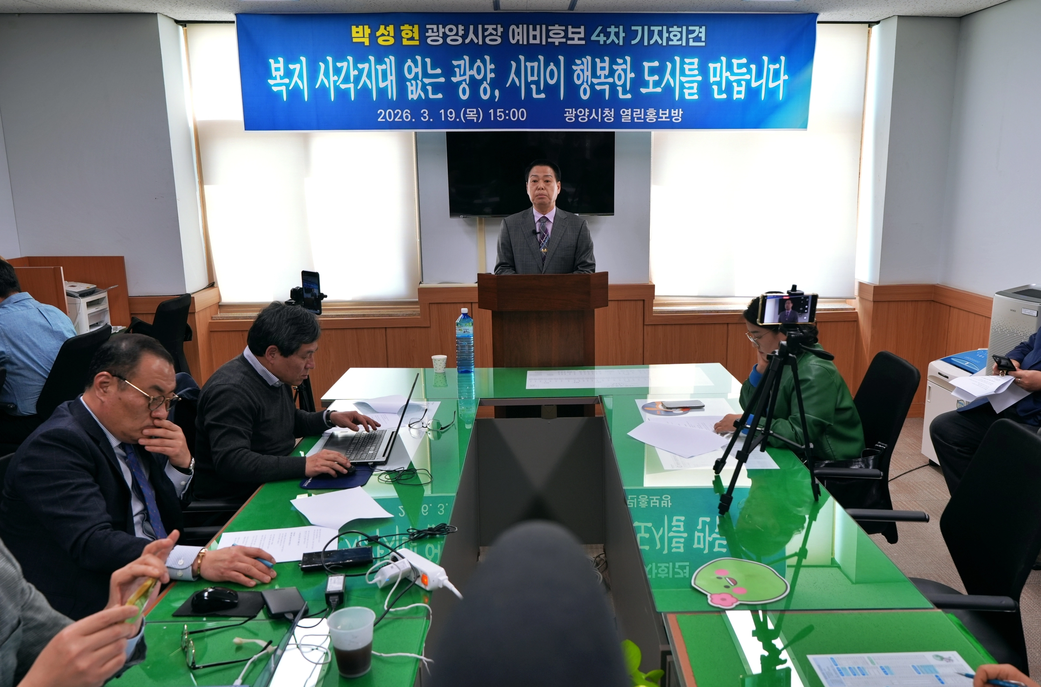 박성현 광양시장 예비후보가 “광양의 복지를 단순한 지원 정책이 아닌 시민의 삶을 지키는 시스템 복지로 전환하겠다”고 밝혔다.