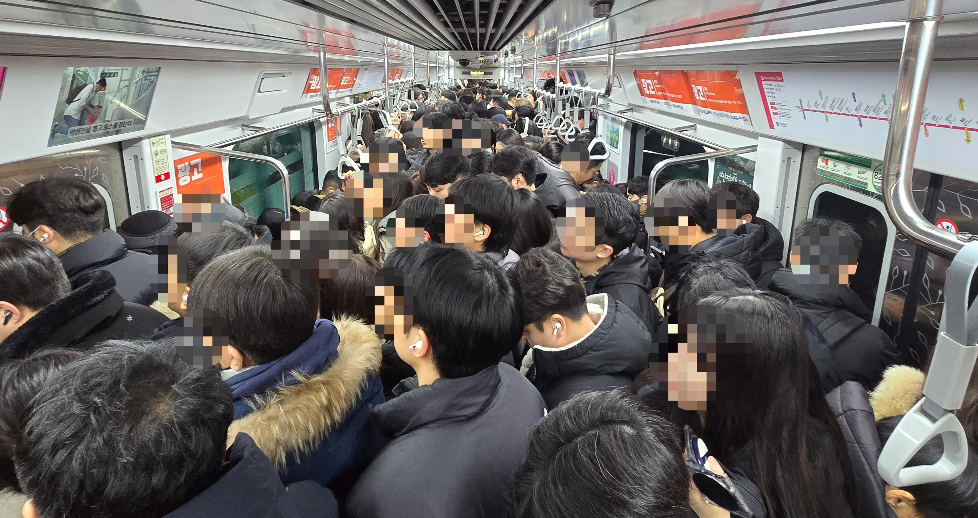 서울 시내버스가 전면 파업에 돌입한 13일 서울 시내를 운행 중인 출근길 지하철이 혼잡한 모습을 보이고 있다. *기사와 관련 없는 자료사진. 2026.1.13. 이지훈 기자