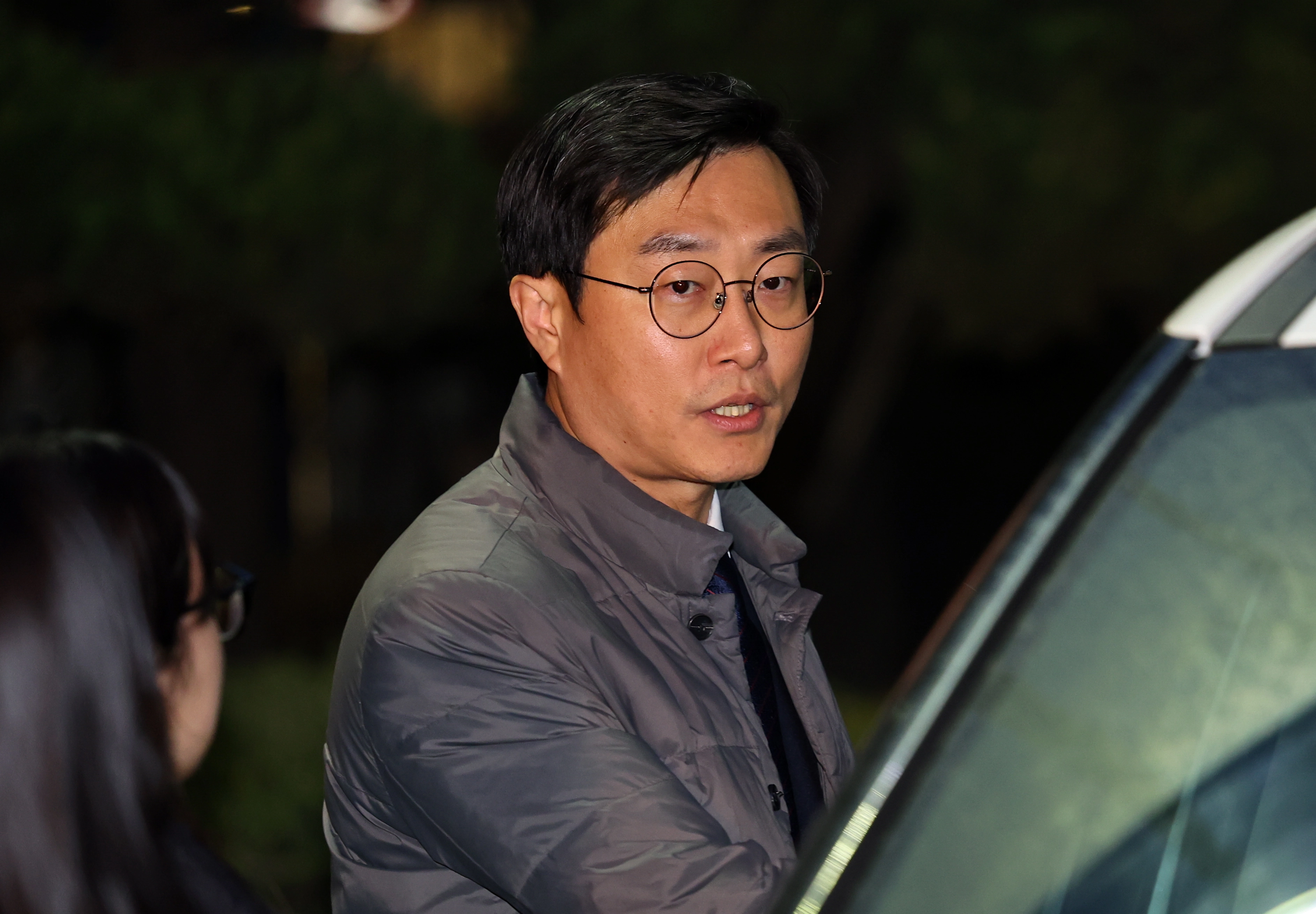 차량 탑승하는 장경태 의원  장경태 더불어민주당 의원이 19일 서울 종로구 서울경찰청에서 열린 성추행 의혹 사건과 관련 경찰 수사심의위원회(수사심의위) 출석을 마친 후 차량으로 이동하고 있다. 2026.03.19. 뉴시스