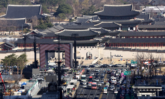 그룹 방탄소년단(BTS)의 광화문 공연을 앞둔 19일 서울 광화문광장에서 공연 준비작업이 이뤄지고 있다. 2026.3.19 연합뉴스