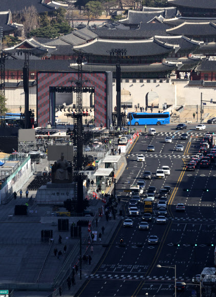 그룹 방탄소년단(BTS)의 광화문 공연을 앞둔 19일 서울 광화문광장에서 공연 준비작업이 이뤄지고 있다. 2026.3.19 연합뉴스