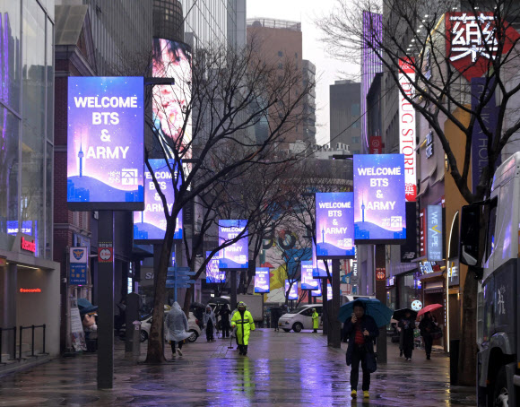“서울 중구는 방탄소년단(BTS) 광화문 공연과 봄 관광 시즌을 앞두고 지난 18일 명동 거리의 미디어 폴에서 BTS 환영 영상을 송출하고 거리 물청소를 했다고 19일 밝혔다. 사진은 미디어 폴에서 BTS와 팬클럽 아미 환영 메시지가 송출되고 있는 모습. 2026.3.19 서울 중구 제공