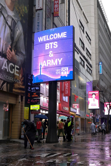 서울 중구는 BTS 광화문 공연과 봄 관광 시즌을 앞두고 지난 18일 명동 거리의 미디어 폴에서 BTS 환영 영상을 송출하고 거리 물청소를 했다고 19일 밝혔다. 사진은 미디어 폴에서 BTS와 팬클럽 아미 환영 메시지가 송출되고 있는 모습. 2026.3.19 서울 중구 제공