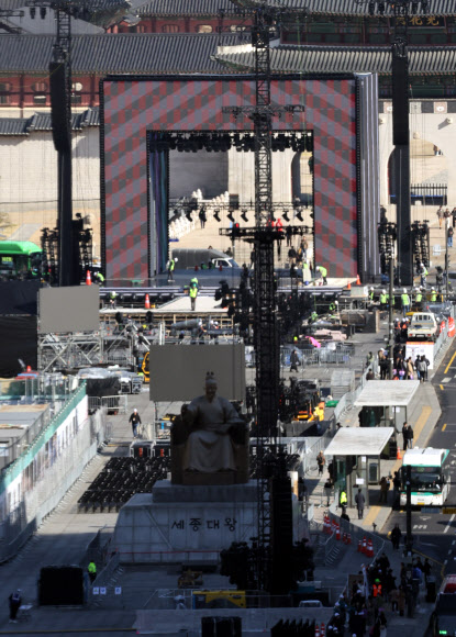 그룹 방탄소년단(BTS)의 광화문 공연을 앞둔 19일 서울 광화문광장에서 공연 준비작업이 이뤄지고 있다. 2026.3.19 연합뉴스