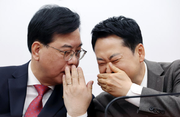 국민의힘 장동혁 대표와 송언석 원내대표가 19일 국회에서 열린 최고위원회의에서 대화하고 있다. 2026.3.19 연합뉴스