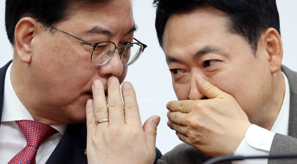 국민의힘 장동혁 대표와 송언석 원내대표가 19일 국회에서 열린 최고위원회의에서 대화하고 있다. 2026.3.19 연합뉴스