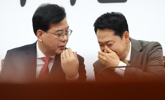 국민의힘 장동혁 대표와 송언석 원내대표가 19일 국회에서 열린 최고위원회의에서 대화하고 있다. 2026.3.19 연합뉴스