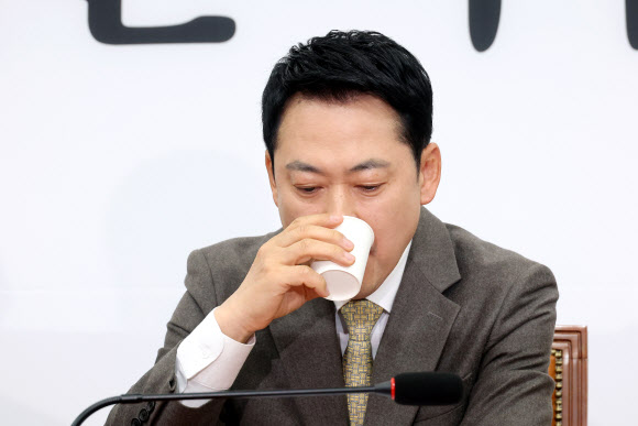 국민의힘 장동혁 대표가 19일 국회에서 열린 최고위원회의에서 물을 마시고 있다. 2026.3.19 연합뉴스