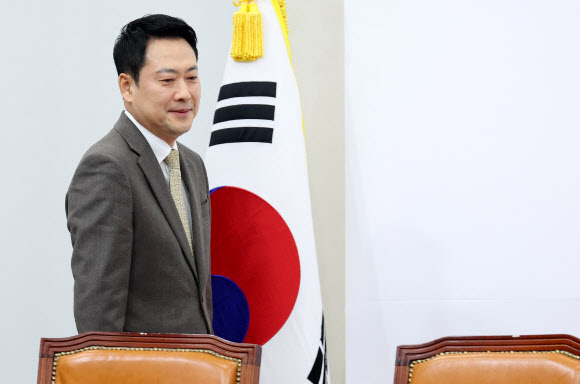 국민의힘 장동혁 대표가 19일 국회에서 열린 최고위원회의에 입장하고 있다. 2026.3.19 연합뉴스