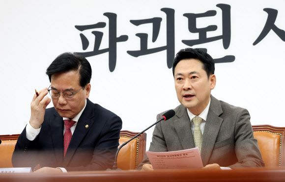 국민의힘 장동혁 대표(오른쪽)가 19일 국회에서 열린 최고위원회의에서 발언하고 있다. 왼쪽은 송언석 원내대표. 2026.3.19 연합뉴스