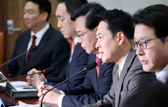 국민의힘 장동혁 대표가 19일 국회에서 열린 최고위원회의에서 발언하고 있다. 2026.3.19 연합뉴스