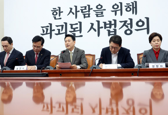 국민의힘 장동혁 대표가 19일 국회에서 열린 최고위원회의에서 발언하고 있다. 2026.3.19 연합뉴스