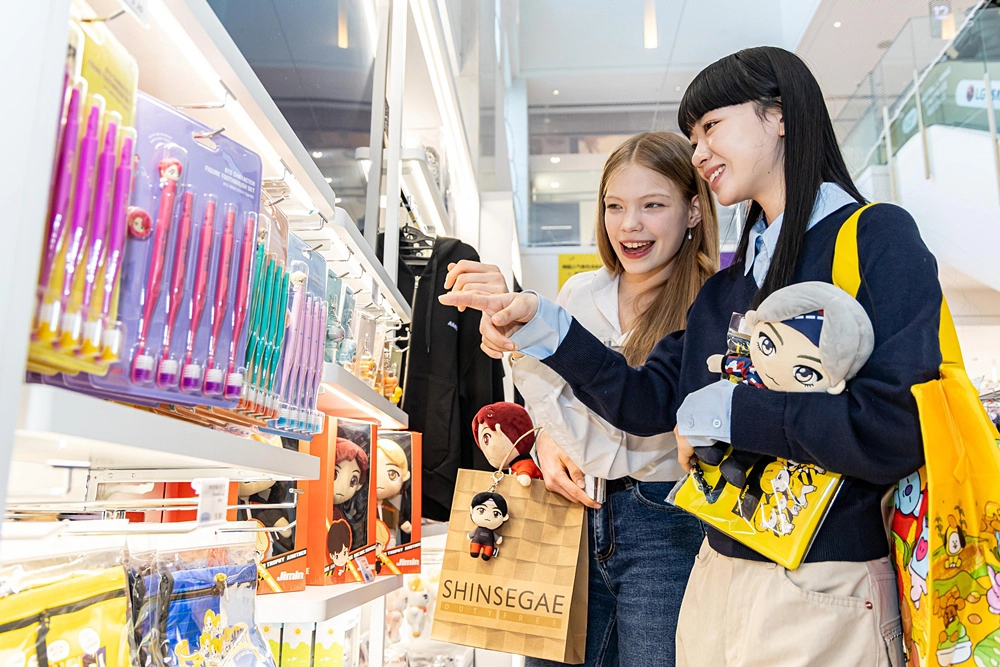 방탄소년단(BTS)의 광화문광장 컴백 공연을 앞두고 서울 도심이 ‘아미’ 등 전 세계 팬들의 열기로 뜨겁다. 외국인 팬들이 신세계면세점 명동점을 찾아 굿즈를 살펴보고 있다. 
뉴시스