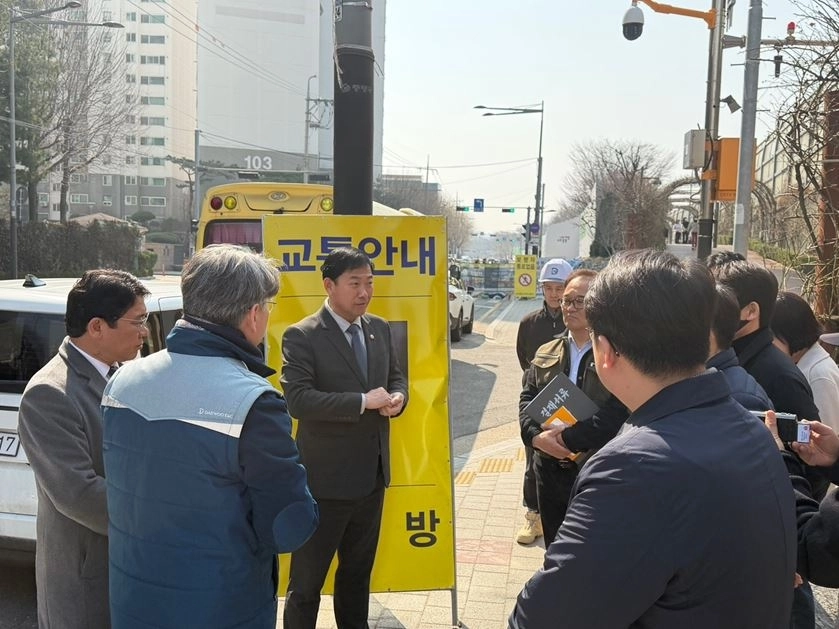 장미축제길에 대해 설명하고 있는 박승진 의원(가운데)