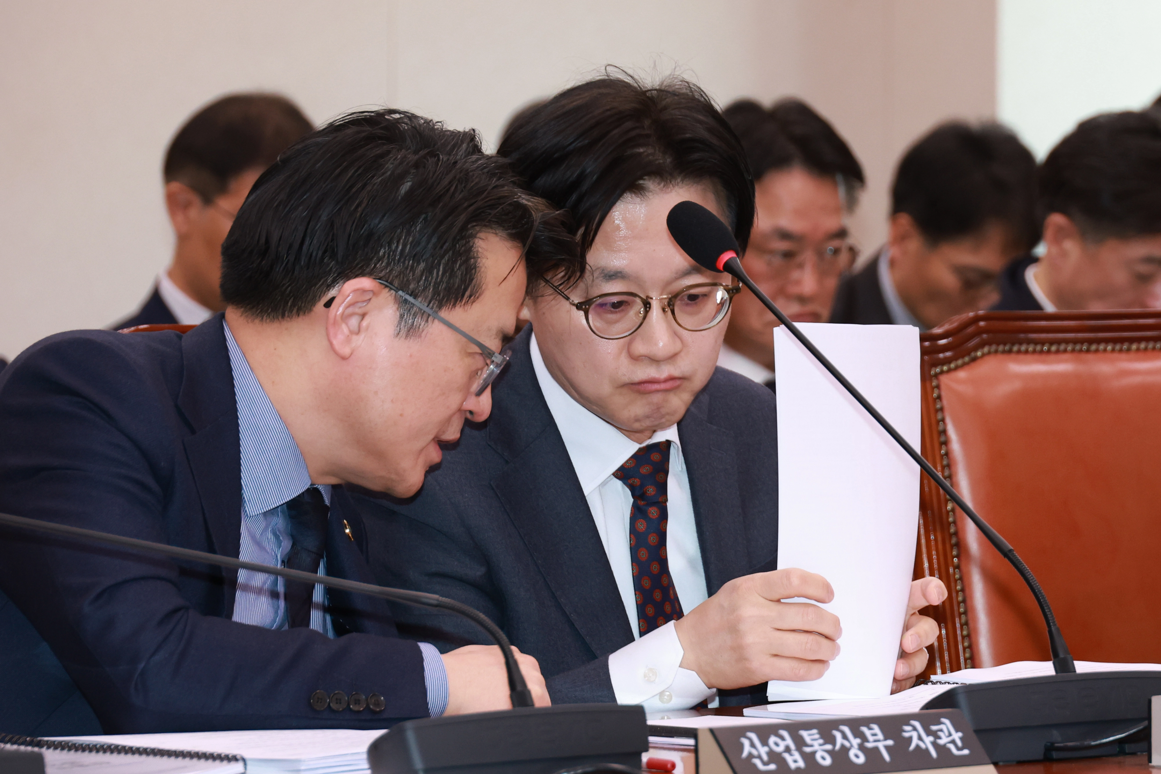 대화하는 김정관 장관-문신학 차관  산업통상부 김정관 장관과 문신학 차관이 지난 12일 서울 여의도 국회에서 열린 산업통상자원중소벤처기업위원회 전체회의에서 대화하고 있다. 뉴시스