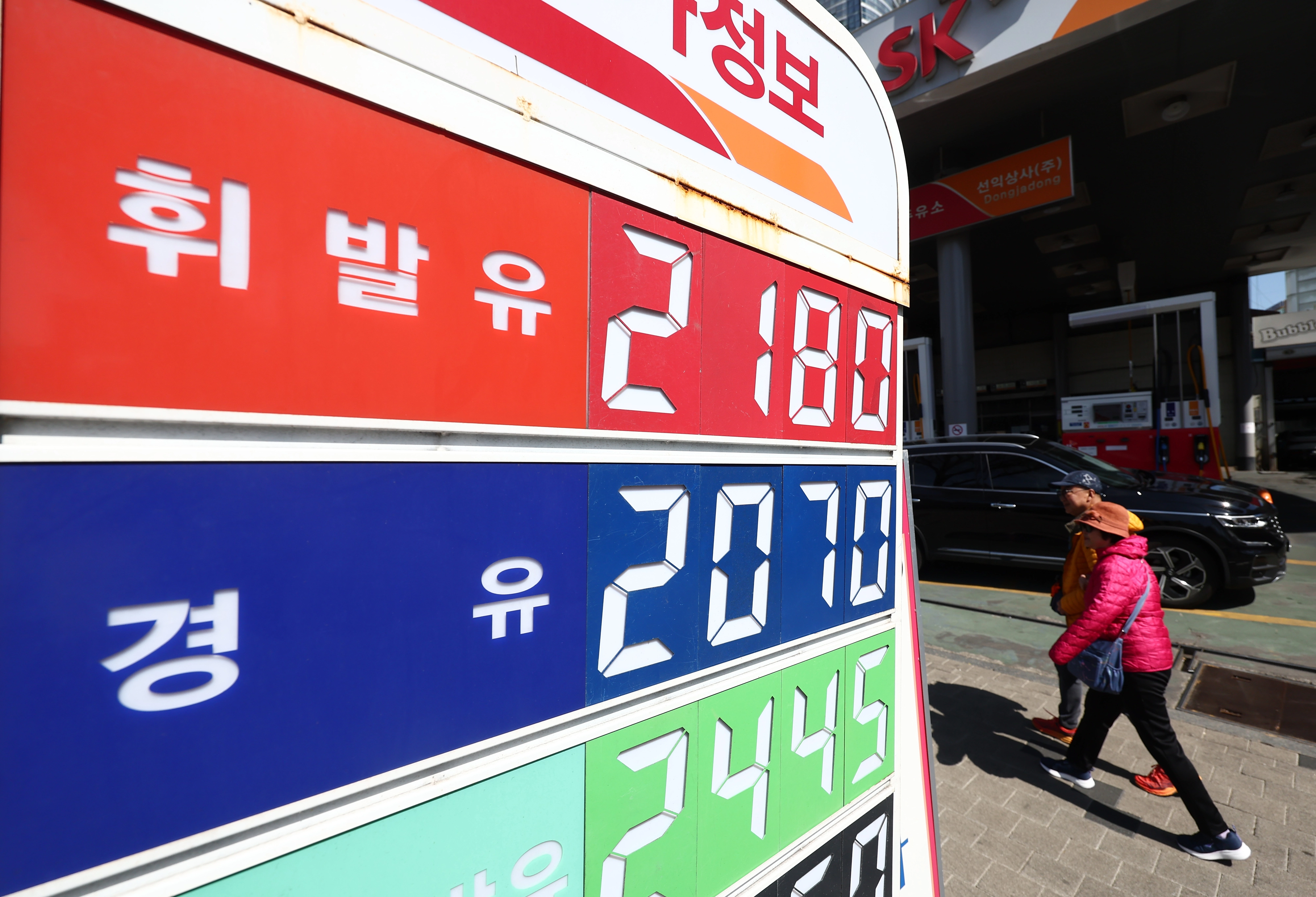 중동 가스시설 피격에 국제유가 급등  이스라엘이 이란 최대 가스전을 폭격하고 이란이 주변국 에너지 시설에 반격하면서 국제유가가 다시 급등한 가운데 19일 서울 시내의 주유소에 유가정보판이 놓여 있다.
국제유가 기준인 브렌트유의 5월 인도분 선물 종가는 이날 배럴당 107.38달러로 전장 대비 3.8% 올랐다. 브렌트유 선물은 이날 장중 배럴당 109.95달러까지 고점을 높였다. 뉴스1