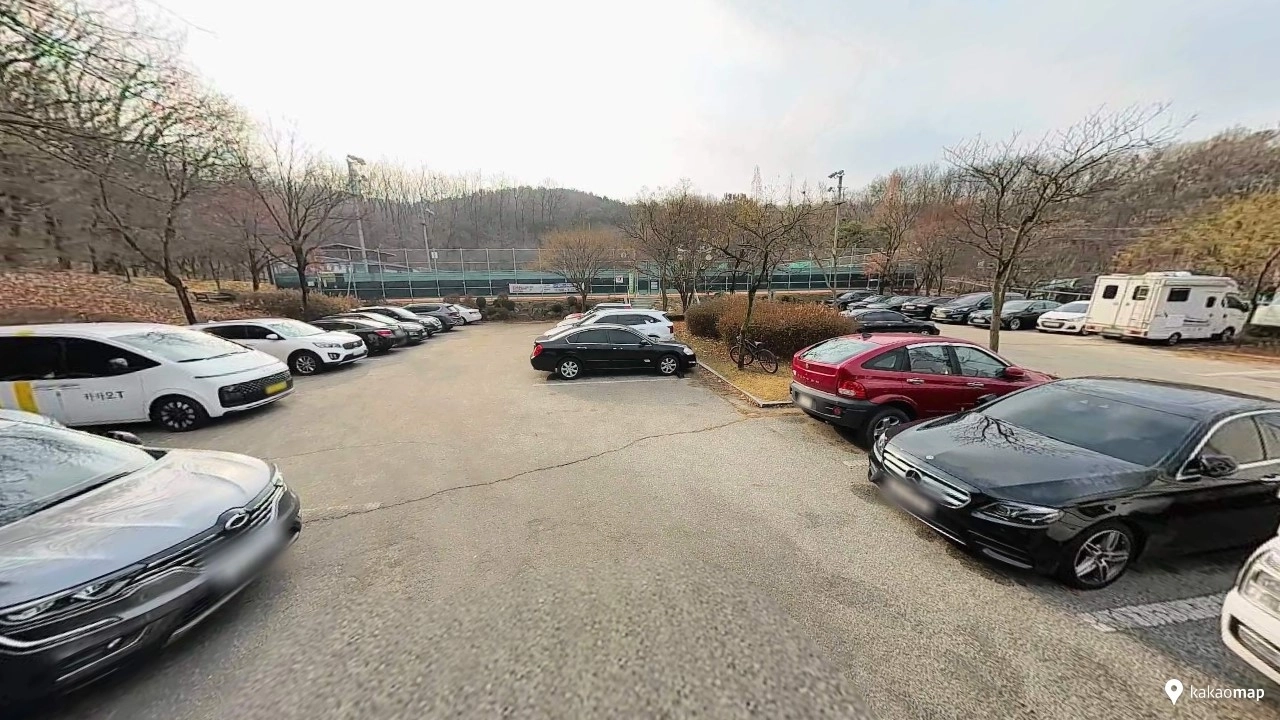 성라체육공원 주차장 모습. 장기 주차 차량들로 정작 공원 이용자들이 사용할 수 있는 주차 공간이 부족하다는 불만이 제기돼 왔다.[고양시 제공]