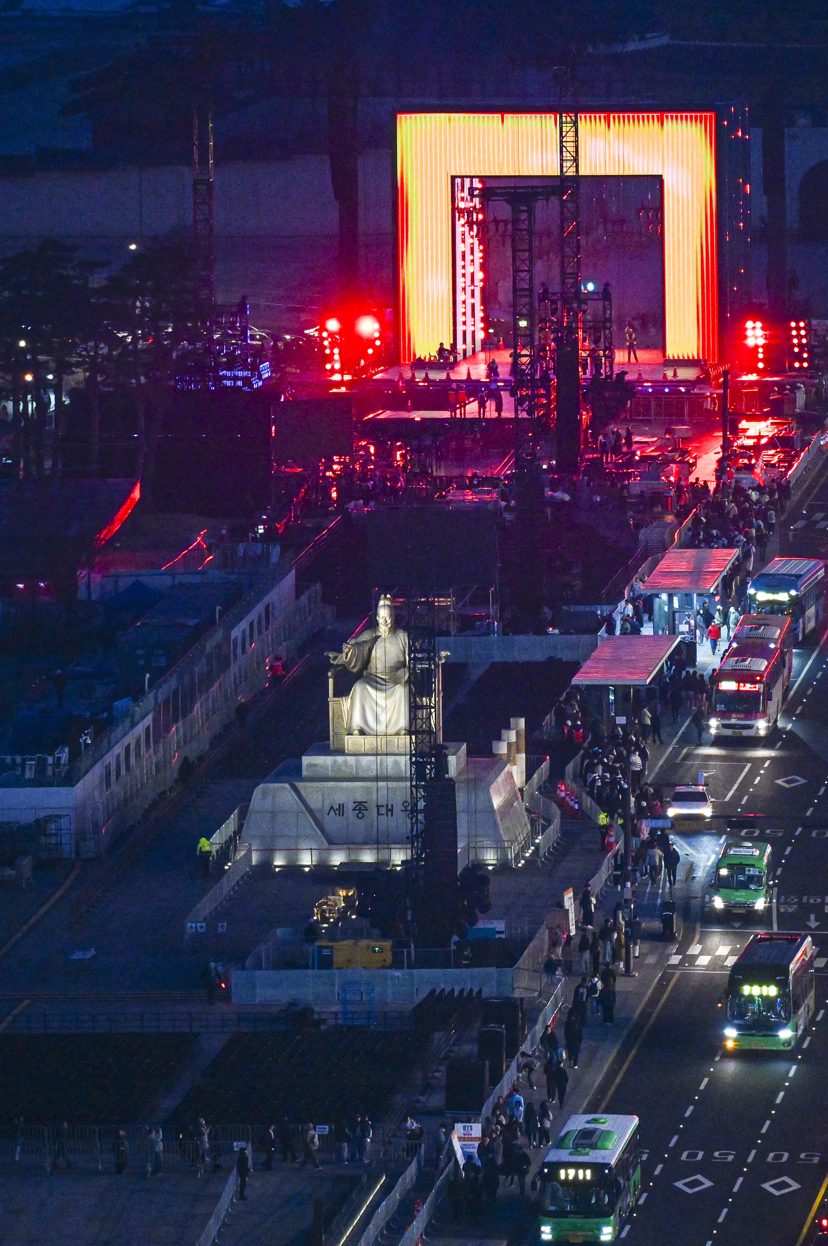 방탄소년단(BTS) 광화문 컴백 공연을 이틀 앞둔 19일 저녁 서울 종로구 광화문 광장에서 막바지 무대 준비 작업이 이어지고 있다. 2026.3.19 이지훈 기자