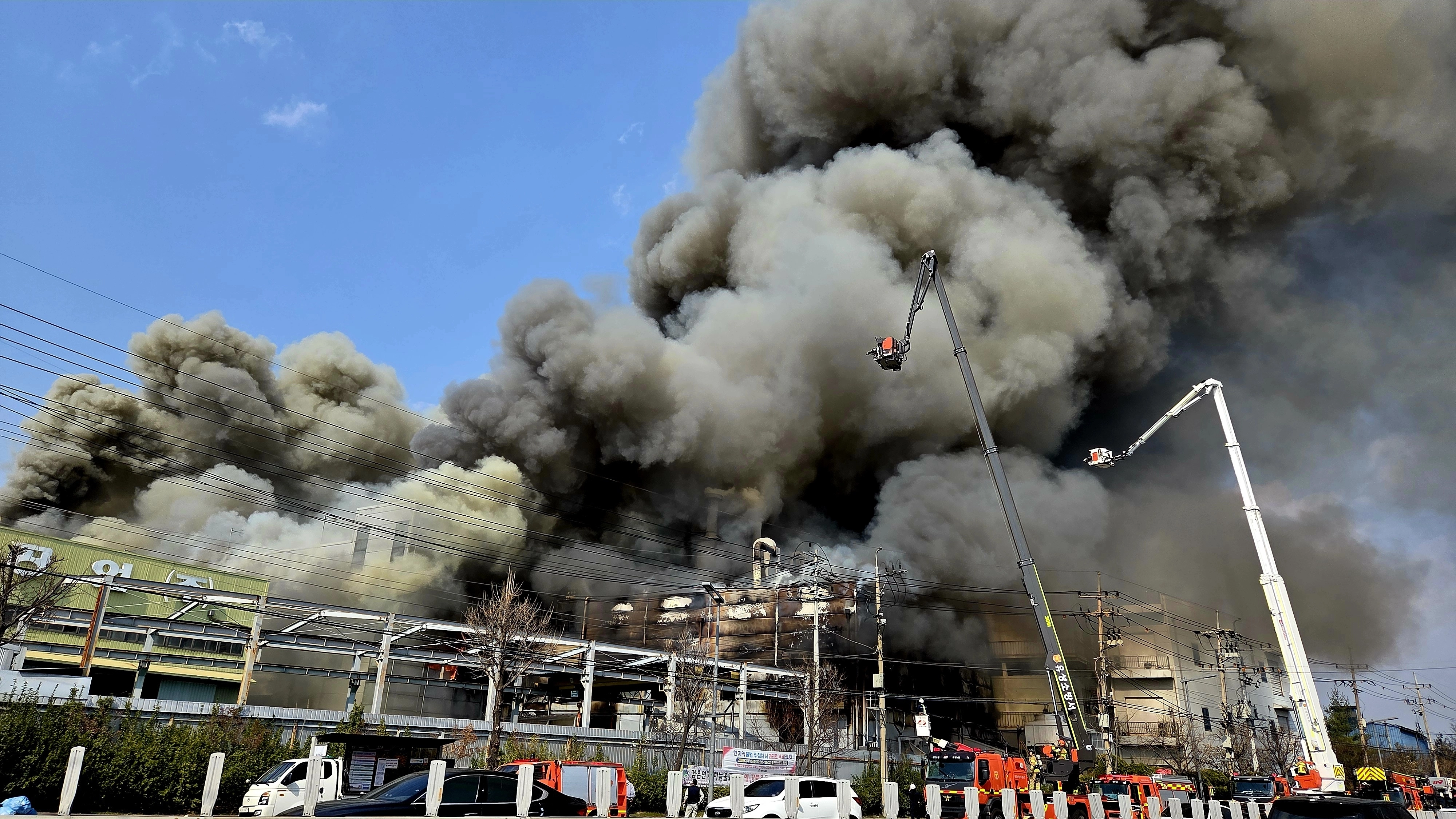 대전 대덕구 자동차 부품공장서 화재···소방 ‘대응 2단계’ 발령  20일 오후 1시17분쯤 대전 대덕구 문평동의 한 공장에서 불이 나 연기가 피어오르고 있다. 뉴스1