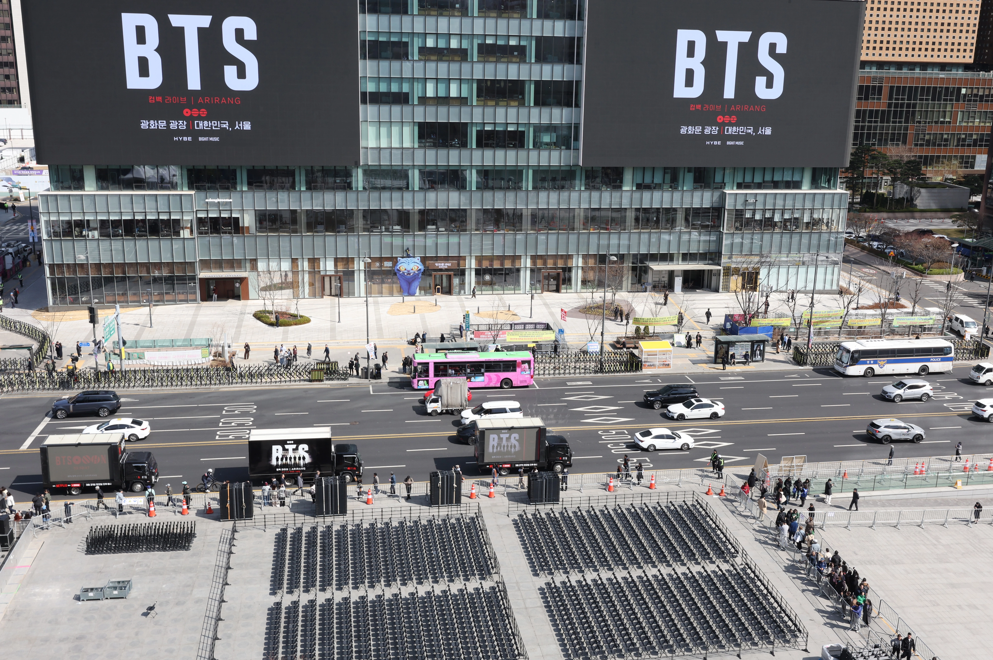 이틀 앞으로 다가온 BTS 공연  이틀 앞으로 다가온 BTS 공연
그룹 방탄소년단(BTS)의 광화문 공연을 앞둔 19일 서울 광화문광장에서 공연 준비작업이 이뤄지고 있다. 2026.3.19 이지훈 기자