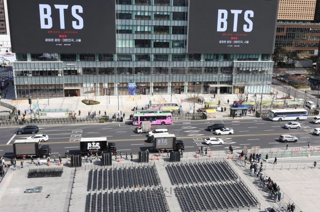 이틀 앞으로 다가온 BTS 공연<br>그룹 방탄소년단(BTS)의 광화문 공연을 앞둔 19일 서울 광화문광장에서 공연 준비작업이 이뤄지고 있다. 2026.3.19 이지훈 기자