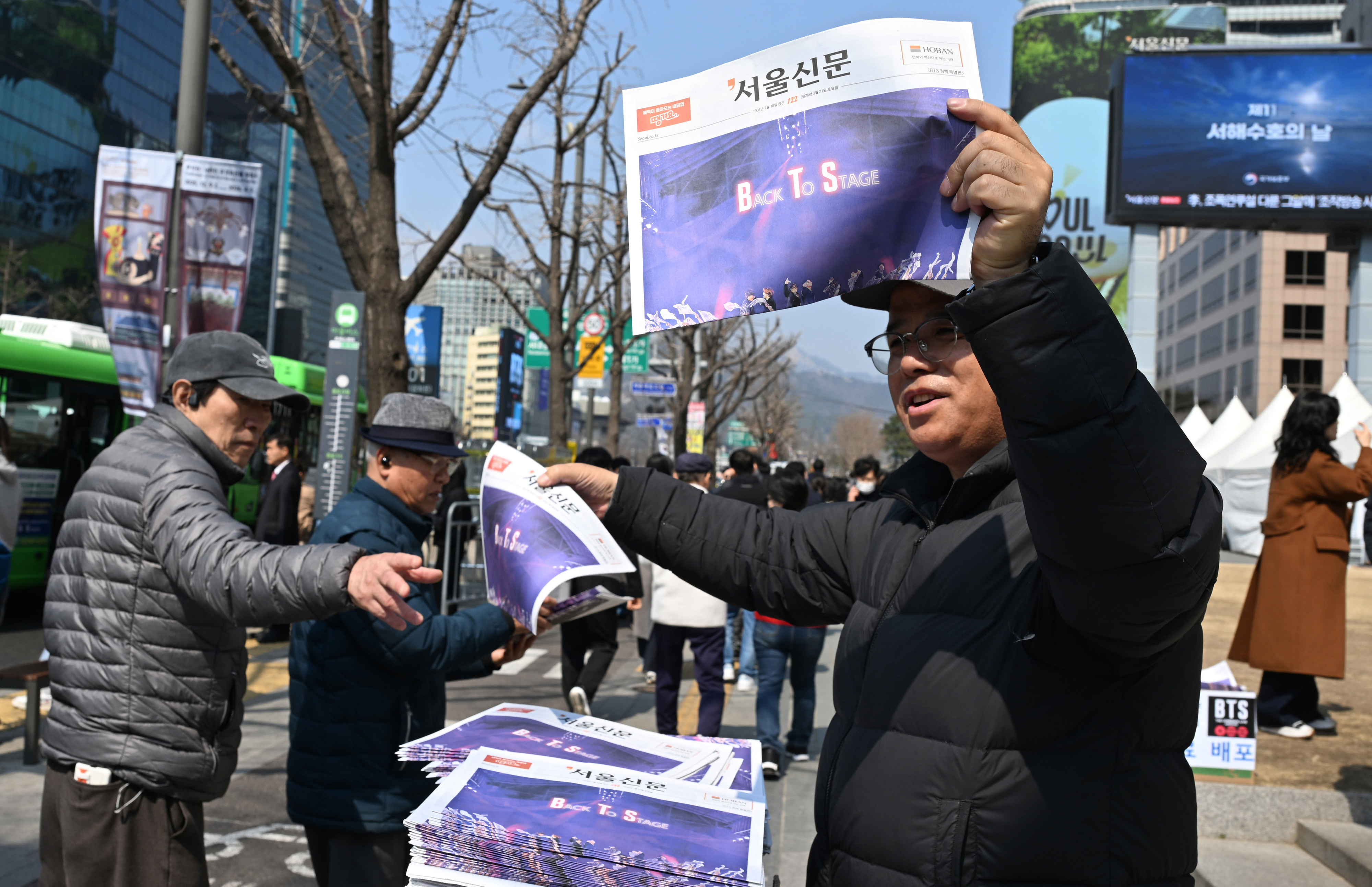 방탄소년단(BTS)의 광화문 컴백공연을 하루 앞 둔 20일 서울시 중구 태평로 서울신문사 앞에서 호외로 제작된 서울신문 BTS 특별판을 외국인들과 시민들이 받아가고 있다. 이번 서울신문 특별판은 20일과 공연 당일인 21일에  배포될 예정이다.2026. 3. 20 홍윤기 기자